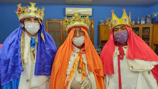 Reyes magos: salen desde barrio Santa Rosa a repartir golosinas