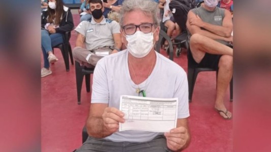 Copani se vacunó con Pfizer y en redes sociales le recordaron su canción contra esa marca