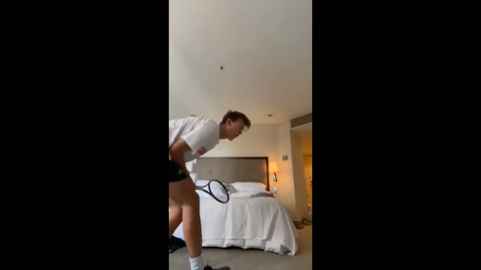 El tenista Sebastian Korda tuvo un "accidente" en aislamiento