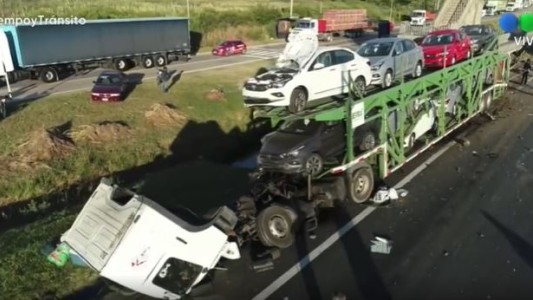 Dos personas murieron en un triple choque en la autopista Panamericana