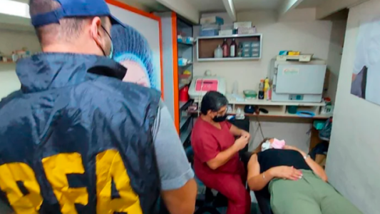Detienen a un falso cirujano mientras realizaba una intervención en un consultorio clandestino