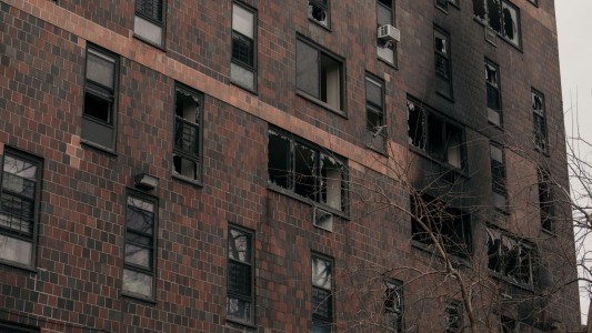 Trágico incendio en un edificio en Nueva York: 19 personas murieron, entre ellas varios niños