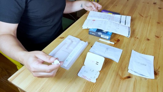 Autotest de coronavirus: fijaron el mecanismo de notificación de positivos