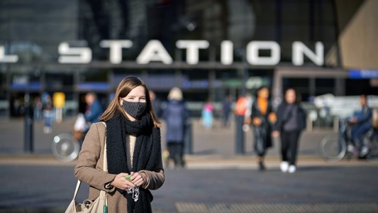 La OMS estimó que más de la mitad de la población europea se contagiará de ómicron en los próximos dos meses