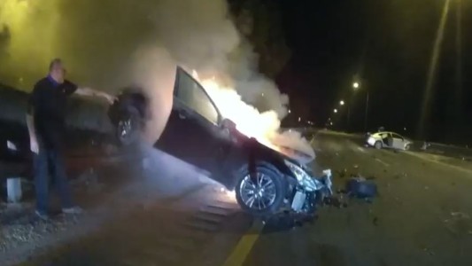 Dramático rescate: policías sacaron a una mujer que quedó atrapada en su auto envuelto en llamas