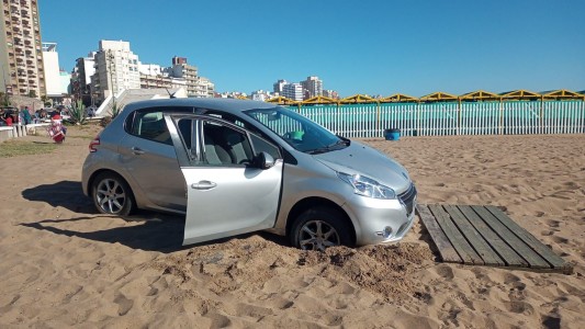 Mar del Plata: bajó con el auto a la playa de La Perla y no pudo salir
