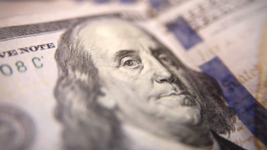 El dólar blue cotiza en baja, pero la brecha cambiaria se mantiene por encima del 100%