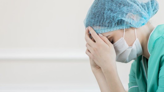 “Si mañana llegas a volver así vestida, no te subo más al colectivo”: la fuerte advertencia de un chofer a una profesional de la salud