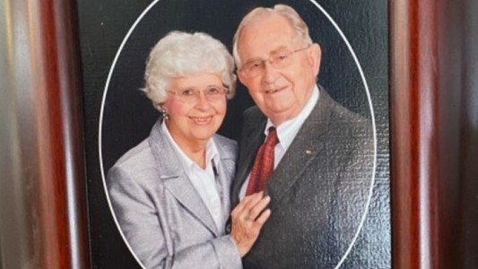 Una abuela de 90 años cumplió el último deseo de su esposo y se casó con su mejor amigo