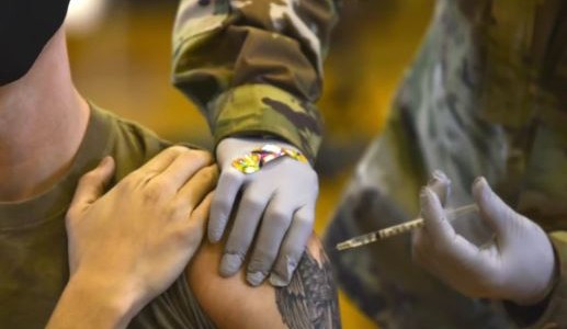 Seis comandantes del Ejército de Estados Unidos fueron relevados por negarse a vacunarse contra el coronavirus