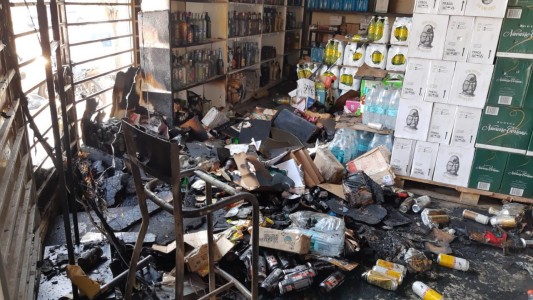 FOTOS: Incendio en distribuidora, los bomberos impidieron que se propague