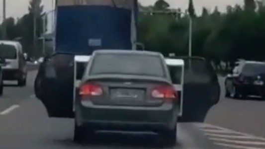 VIDEO: peligro en la ruta, circuló con las puertas del auto abiertas, trasladando un mueble