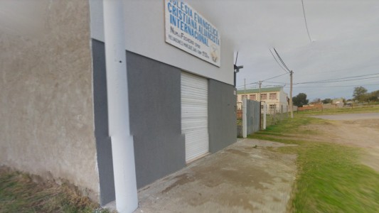 Cansado de la música cristiana de una iglesia evangélica, entró a amenazar a los presentes con una azada