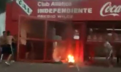 Un muerto tras el enfrentamiento entre la barra de Independiente y manifestantes en la Autopista Buenos Aires - La Plata