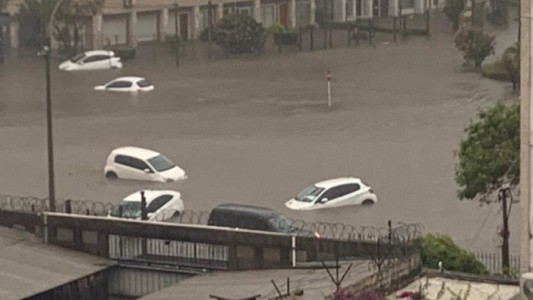 Fuerte temporal en Montevideo: calles inundadas y cortes de luz