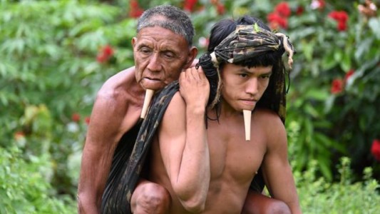 Un joven indígena del Amazonas cargó a su padre durante horas para que se vacune contra el covid