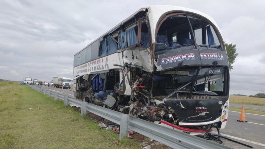 Un muerto y 12 heridos al chocar un micro y un camión en la ruta 7