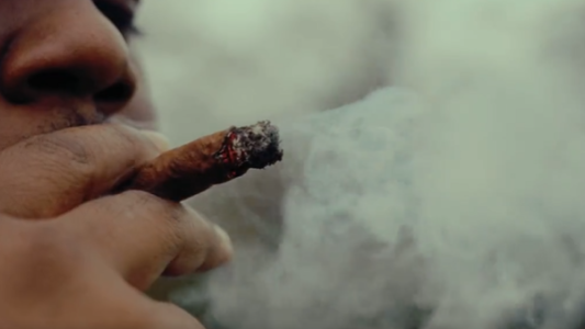 Un candidato a senador estadounidense se mostró fumando marihuana en un spot