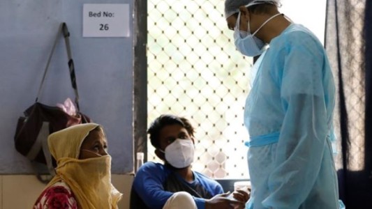 India registró un nuevo pico de contagios en la tercera ola de coronavirus tras superar los 300 mil casos