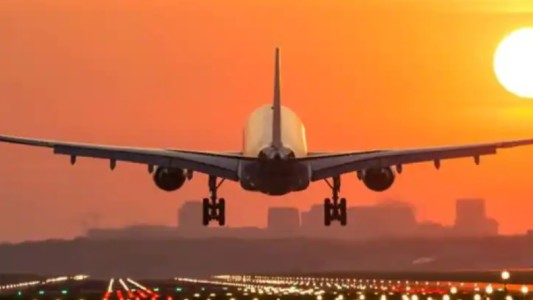 A dos horas de despegar, un avión debió pegar la vuelta porque una pasajera se negaba a usar barbijo