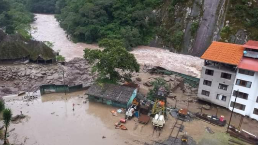 Inundaciones en Machu Picchu dejan un herido, un desaparecido y destruyen vías férreas