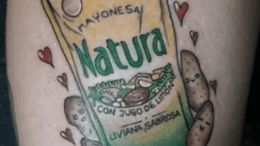 Estalló el debate: se tatuó el envase de una mayonesa en el brazo, ¿Real o fake?