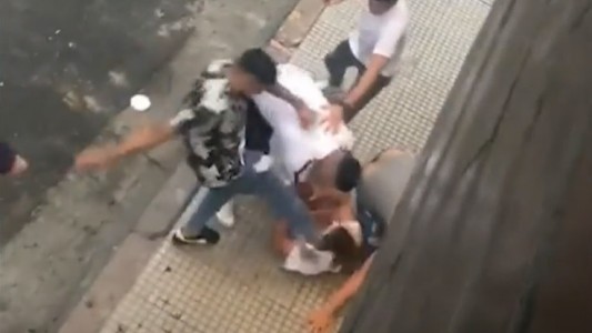 Batalla a la salida de un boliche: le patearon la cabeza en el piso y lo dejaron inconsciente