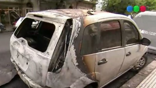 Quemacoches en Almagro: aparecieron dos autos en llamas