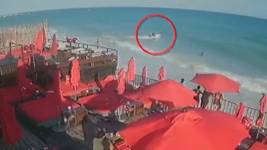 Ejecutaron a un argentino en un club de playa en Playa en México y huyeron en moto de agua