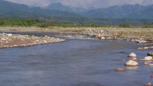 Una mujer murió al ser arrastrada por la crecida del río en Jujuy: estaba dentro de su camioneta