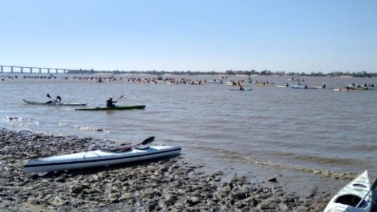 Ambientalistas y decenas de embarcaciones participaron de una "Remada en rescate del Paraná"