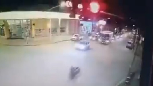 Haciendo "wheelie", pasó el semáforo en rojo y lo atropellaron: sufrió graves heridas