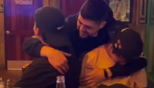 Video: el emocionante reencuentro de tres hermanos que no se veían hacía seis años