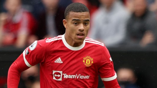 El futbolista del Manchester United Mason Greenwood fue detenido luego de que su pareja lo denunciara por violencia de género