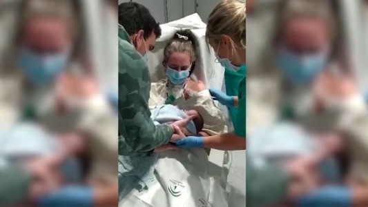 Video: la mujer que conoce a su hijo un mes después de nacer tras estar internada en terapia intensiva por coronavirus