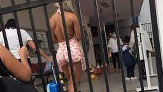 "Muy inapropiado": cuestionan a modelo fisicoculturista que fue en malla a buscar a su hijo al colegio