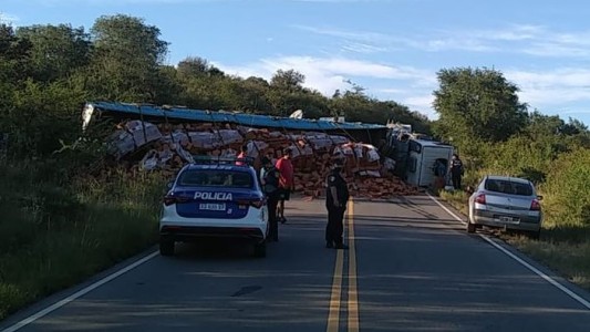 Calamuchita: El vuelco de un camión dejó una ruta cerrada