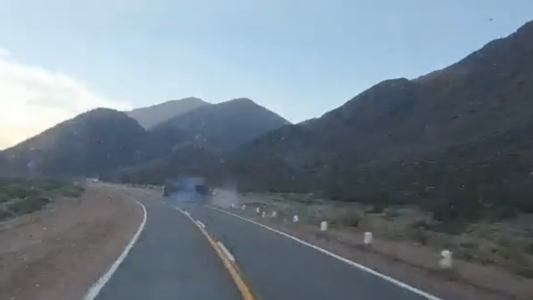 Video: el momento del impactante vuelco de un camión en una ruta de Mendoza