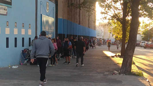 Clásico Talleres - Belgrano: Los piratas pasaron la noche haciendo fila para conseguir una entrada