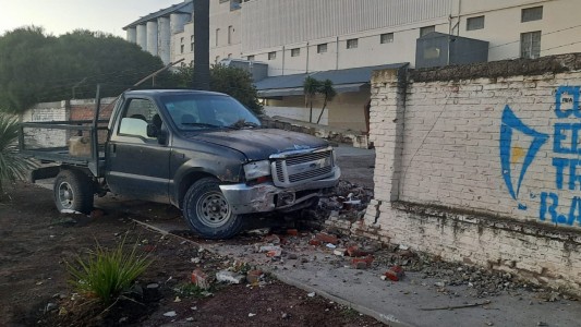Manejaba alcoholizado, perdió el control de su camioneta y volteó el paredón de una empresa