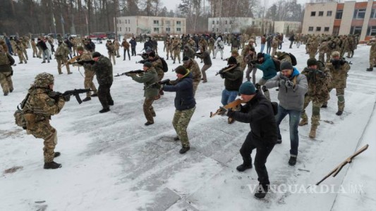 Civiles ucranianos reciben entrenamiento militar ante una posible invasión rusa