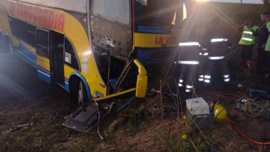 Tragedia en Rosario: Un muerto y varios heridos tras el choque de un colectivo con una camioneta