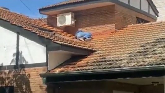 Video: Volvió de una fiesta, se quedó dormido en el techo de la casa de un amigo y lo despertó la policía