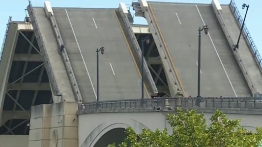 Se abrió el puente cuando cruzaba en bicicleta: cayó y murió