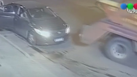 Video: le tiró el camión encima a su ex y casi la mata