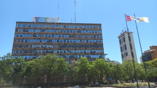 Dos trabajadores de mantenimiento cayeron al vacío en la Municipalidad de Córdoba