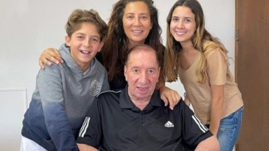 Bilardo reapareció en una foto familiar, compartida por Estudiantes