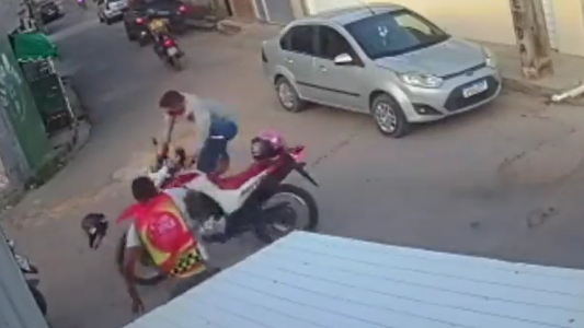 Le revoleó un casco al ladrón y frenó el robo de una moto