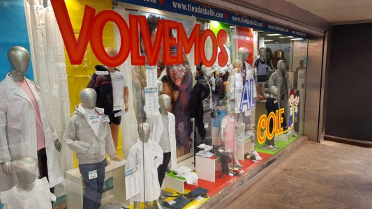 Vuelta a clases: los uniformes llegaron con aumento