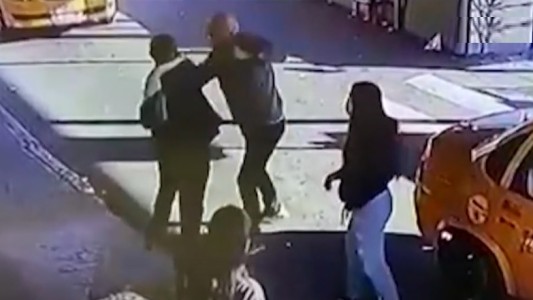 Video: el taxista bajó a pasajeros del auto, dieron un portazo y terminaron a las trompadas